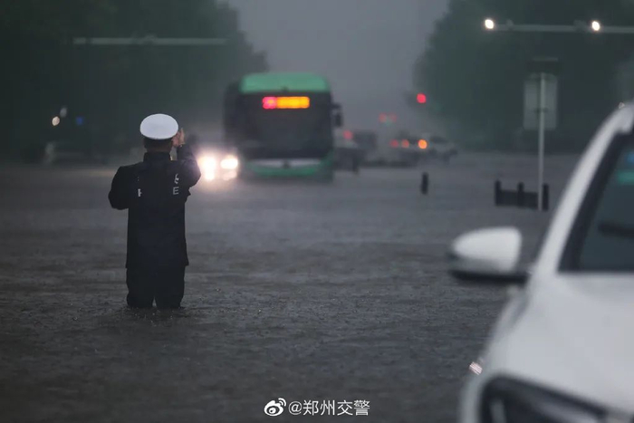  图片来源：郑州交警官方微博