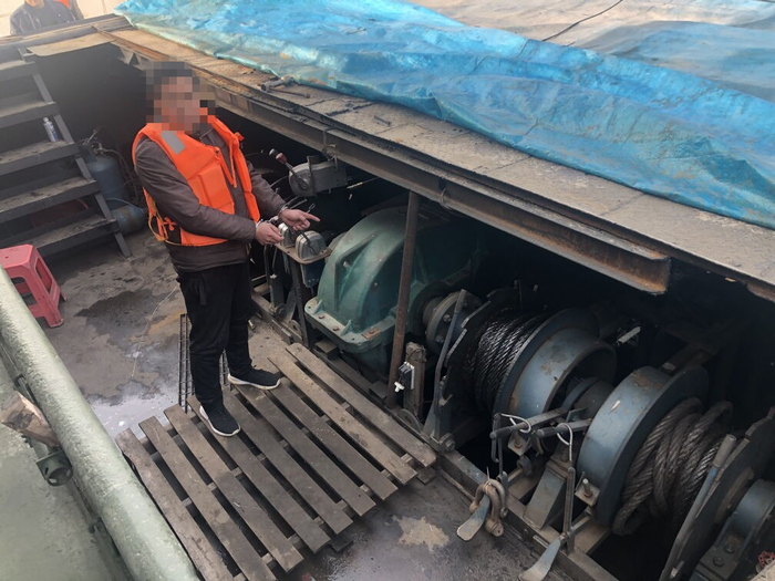 犯罪嫌疑人指认采砂船。 警方 供图