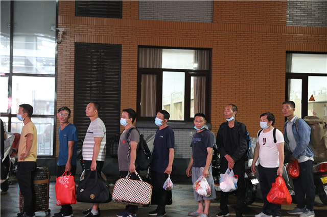 滞留旅客凌晨入住郑州商学院。（学校供图）