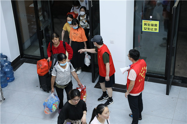 学校志愿者有序分配房间。（学校供图）
