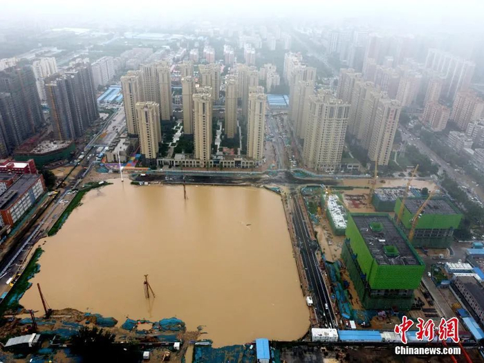 7月21日，暴雨导致郑州城区积水严重。中新社发 王中举 摄 图片来源：CNSPHOTO