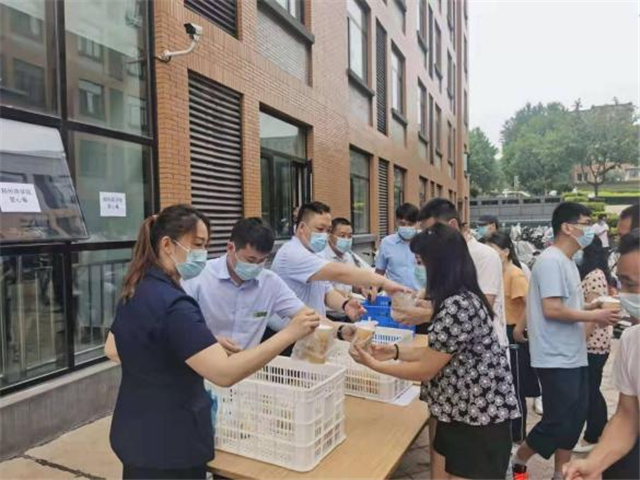 为滞留旅客发放免费早餐。（学校供图）