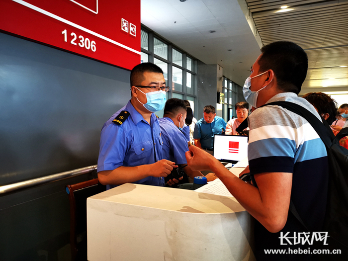 邯郸东站铁路工作人员正在给旅客介绍退票流程。邯郸东站供图
