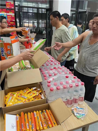 安置旅客后发放免费食物补给。（学校供图）