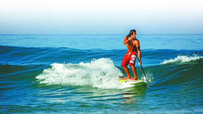 新西兰海滨最流行的运动是桨板冲浪。