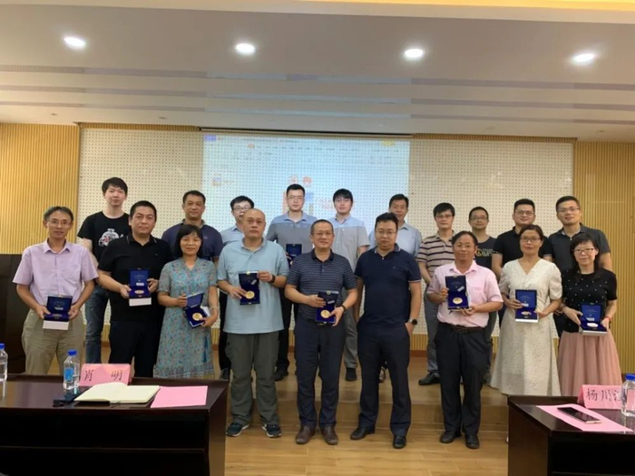 图 | 华为公司为广工15位教师颁发了“华为云与计算先