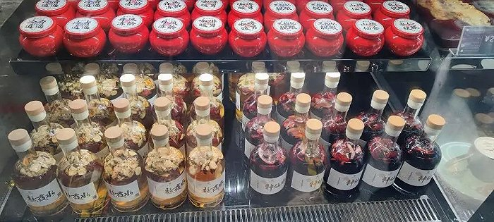 图 / 同仁堂柜台上摆放的熬夜水与神仙水 燃财经拍摄