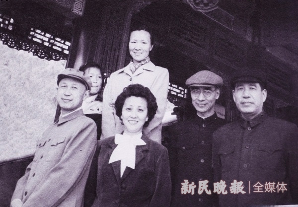 图说：钱学森（左一）与郭怀远（右二）的友谊被传为佳话