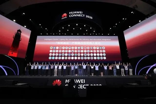 图 | 2020年9月9日，我校与华为签约，成为教育部—华为技术有限公司“智能基座”产教融合协同育人基地项目首批签约高校之一。