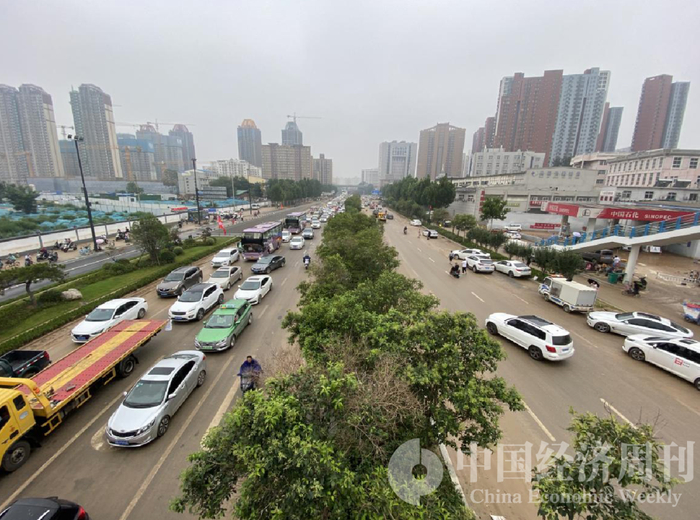 7月23日中午，郑州京广路隧道已经部分恢复运行。