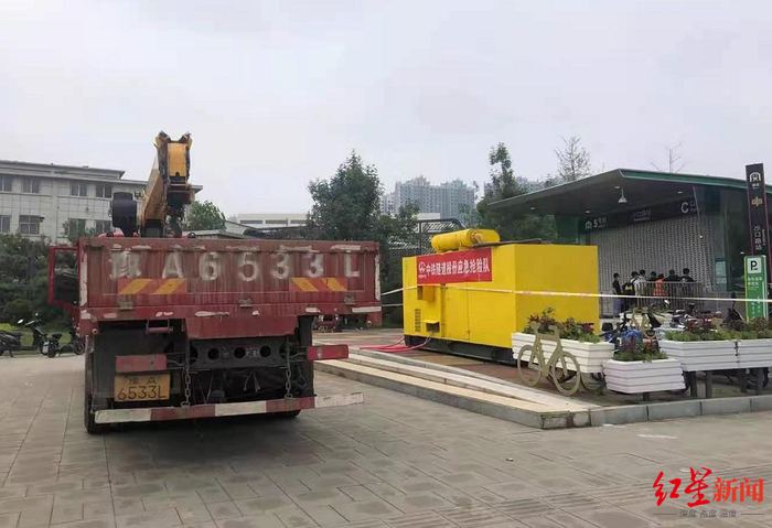 ↑目前，郑州地铁5号线事发站点排水工作仍在进行。