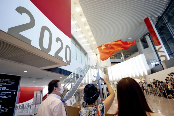 7月19日，日本东京成田机场，人们欢迎刚抵达的中国女排队员。摄影/本刊记者 韩海丹