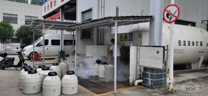 清晨6点半，武汉大学人民医院工作人员赶往液氮生产厂家灌装