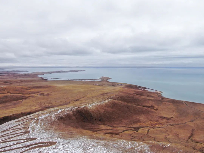 　　这是2021年5月25日拍摄的三江源国家公园黄河源园区内的鄂陵湖（无人机照片）。新华社记者 李占轶 摄