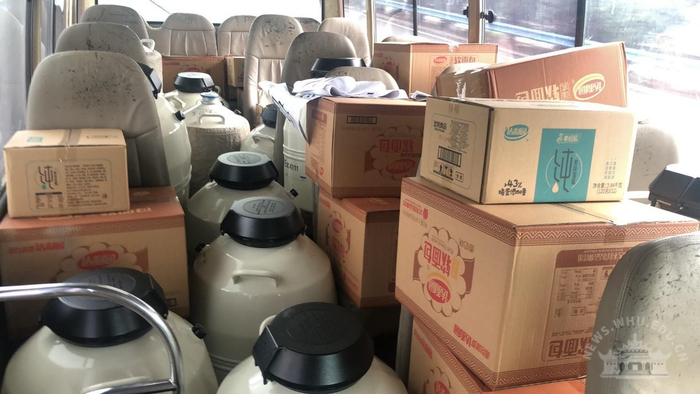 满载液氮和食物的汽车疾驰奔赴郑州