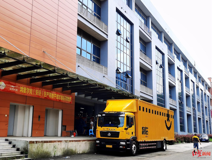 ↑物流车在装货