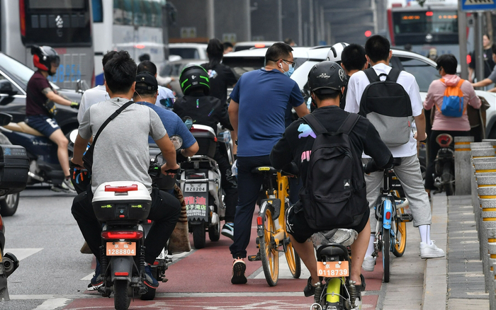 目前，北京街头还有大量“超标电动自行车”在路上行驶。新京报记者 王贵彬 摄