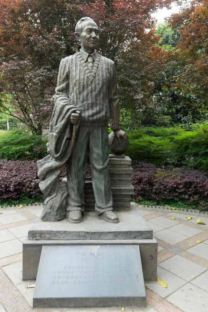 　　▲重庆大学李四光雕像   图片来源：图虫创意