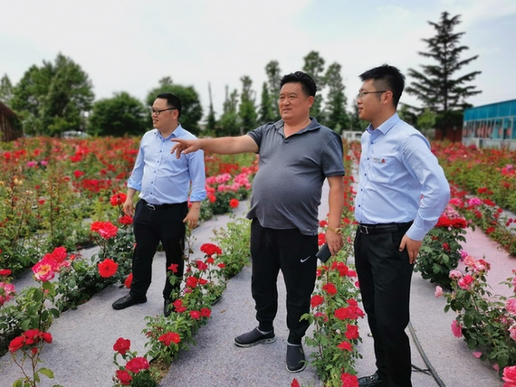 山东广耀牧业集团全产业链生态循环经济产业园中，企业负责人和栖霞农商行的工作人员一起对下一步发展做规划。 本报记者 姚慧/摄