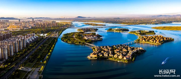 迁安黄台湖五星岛与湖水交相辉映 李彬 摄