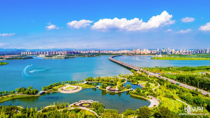 钢城大桥飞架东西，连接主城区与右岸新城。李彬 摄