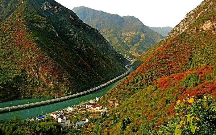 　　▲香溪河的水上公路   摄影：赵红继