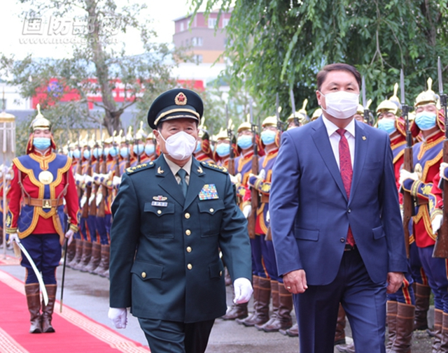　　7月26日，正在蒙古国访问的国务委员兼国防部长魏凤和与蒙国防部长赛汗巴亚尔举行会谈。会谈前，赛汗巴亚尔为魏凤和举行欢迎仪式并陪同检阅仪仗队。 李晓伟 摄
