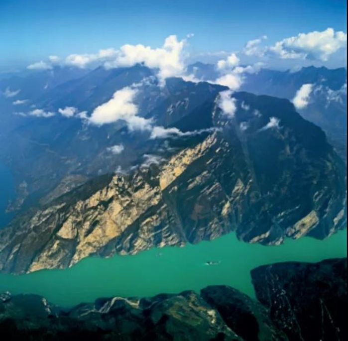 　　▲西陵峡黄陵背斜地质构造  摄影：黄正平