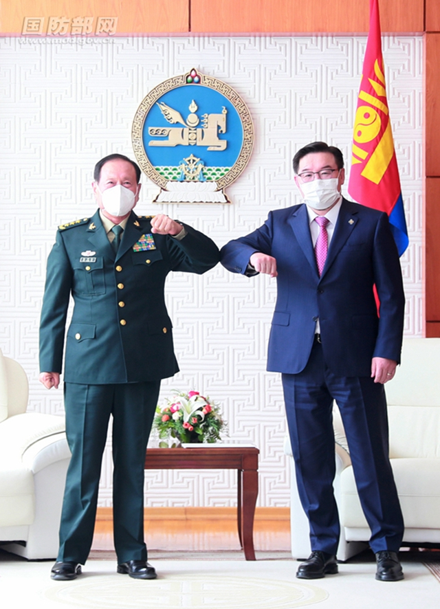 7月26日，蒙古国国家大呼拉尔主席赞丹沙塔尔在乌兰巴托会见到访的国务委员兼国防部长魏凤和。 李晓伟 摄