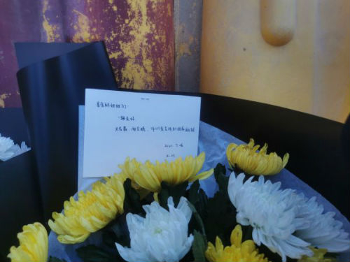 郑州地铁5号线沙口路站，遇难者家属及市民献花致哀&nbsp; &nbsp; 张英/摄