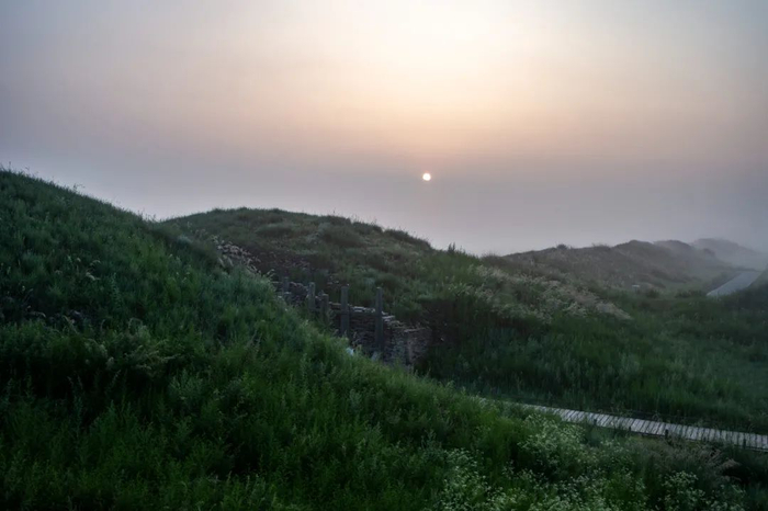 连绵起伏的土坯遗址，仍可感受当年的雄浑大气。管永新 摄