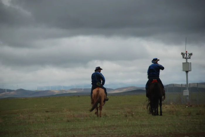 水草丰美时，人们在巡逻。宝力格 供图（3张）