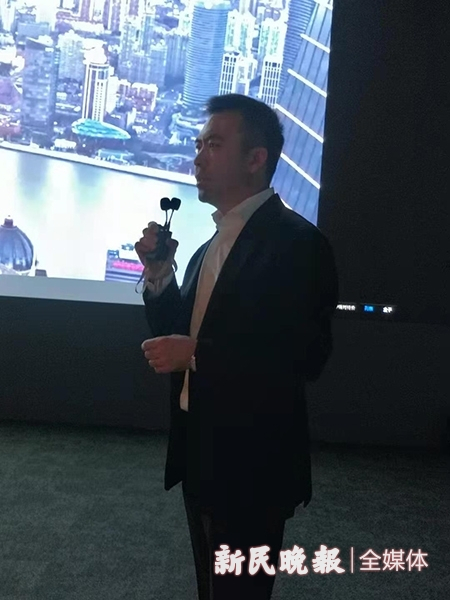 图说：上海自贸区国际文化投资发展有限公司董事长胡环中介绍相关情况。杨欢 摄