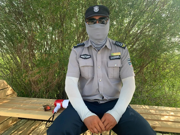 为了防止晒伤，工作人员全副武装。奥蓝 摄