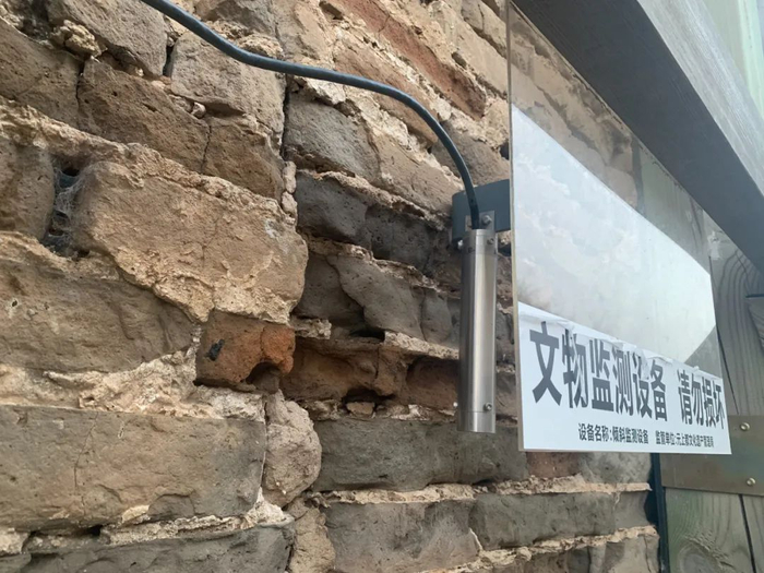 安置在土坯建筑遗址上的检测装备。奥蓝 摄