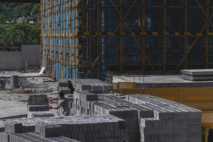 图为高温下的建筑工地