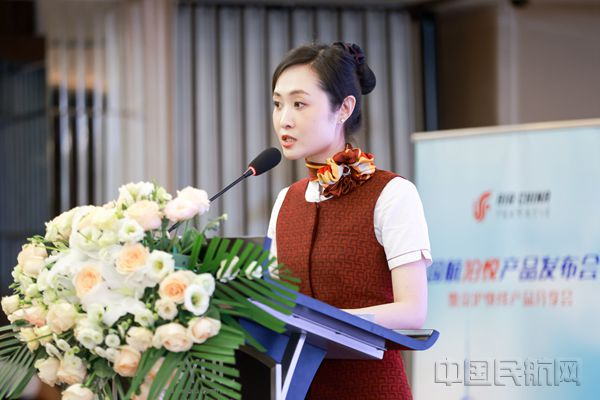 国航工作人员介绍“泊悦”产品（国际上海分公司供图）