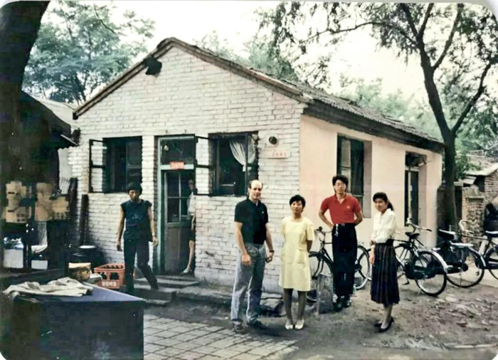 1989年，杨冰（右二）常带着外教白达仁（左一）及他的朋友们到处逛北京。图为他们骑车逛街后在魏公村一家小饭馆吃饭休息。图/受访者提供