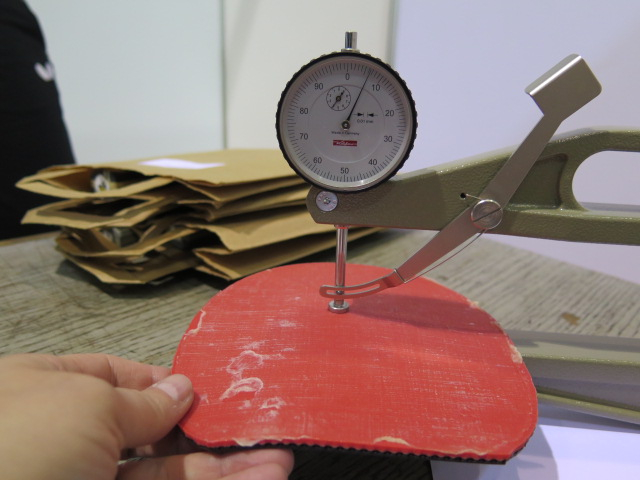 球拍胶皮检测 图源：国际乓联官网