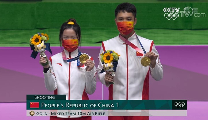 杨皓然、杨倩成为奥运会十米气步枪混合团体项目的第一对冠军。图片来自央视视频截图
