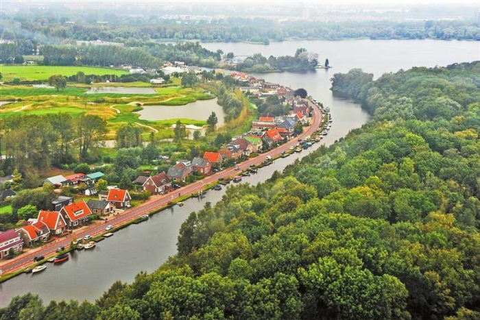  荷兰人“还地于河”的理念，给河流多一些空间，让河流可以像以往一样自行改道，自然流淌，提高泄洪能力。图为位于阿姆斯特丹的河流。 视觉中国供图