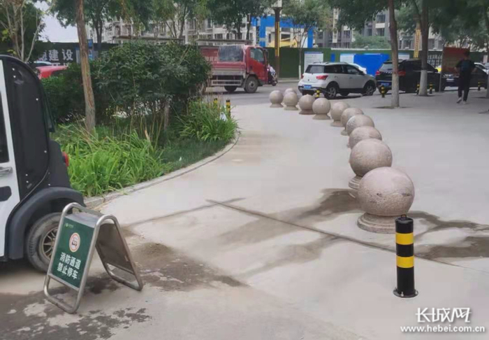 小区西门道路已被石墩等障碍物占据。网友供图