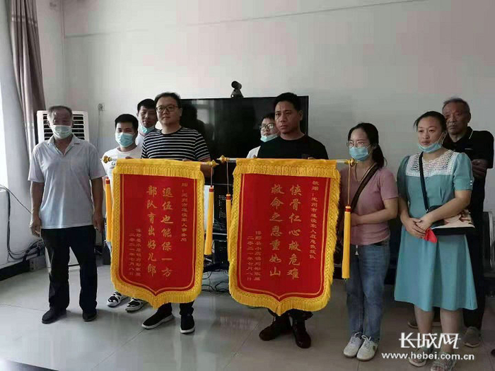 被救人员家属为王磊（第一排右三）送锦旗。图片由王磊本人提供