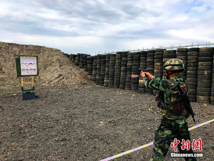 资料图：官兵进行突入识别射击演练。常运科 摄