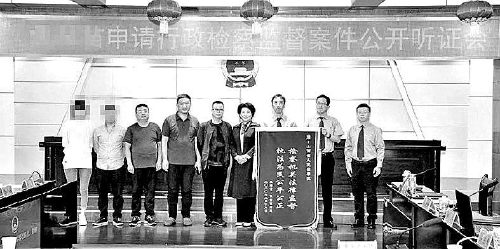 　　　申请人向检察官送来锦旗表示感谢　本报通讯员梁高峰摄