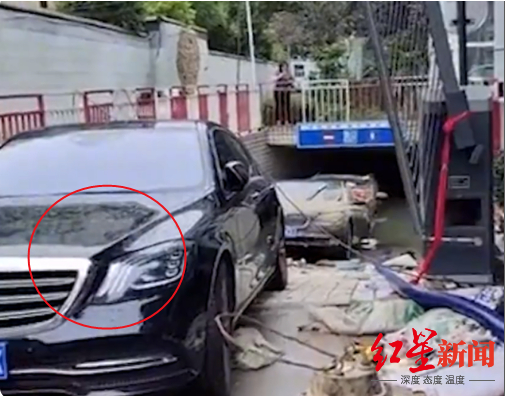 ▲堵在地库出口的黑色奔驰车 网络视频截图