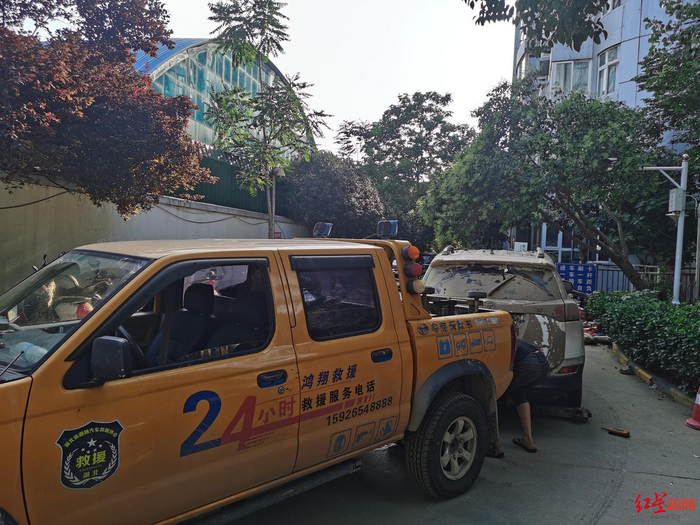 ▲小区业主正在将地库被泡车拉出