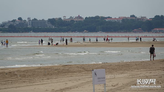 秦皇岛的碧海金沙，每年暑期吸引众多国内外游客慕名而来。长城网记者 张嘉琪 摄