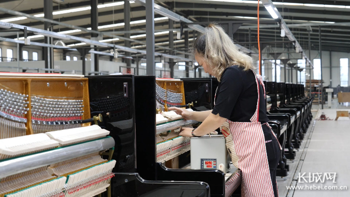 隆尼施钢琴数字化生产线。