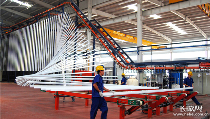 武强县和平铝业武强基地生产车间。